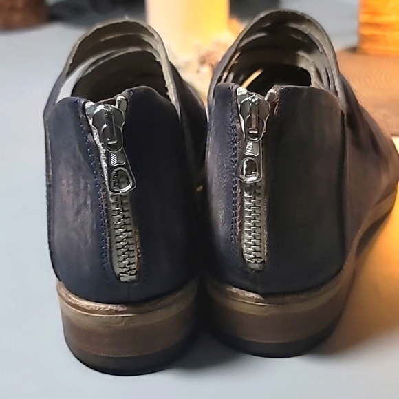 FREE PEOPLE FAMOUS BLUE SHOES! LIKE NEW! - Picture 5 of 7